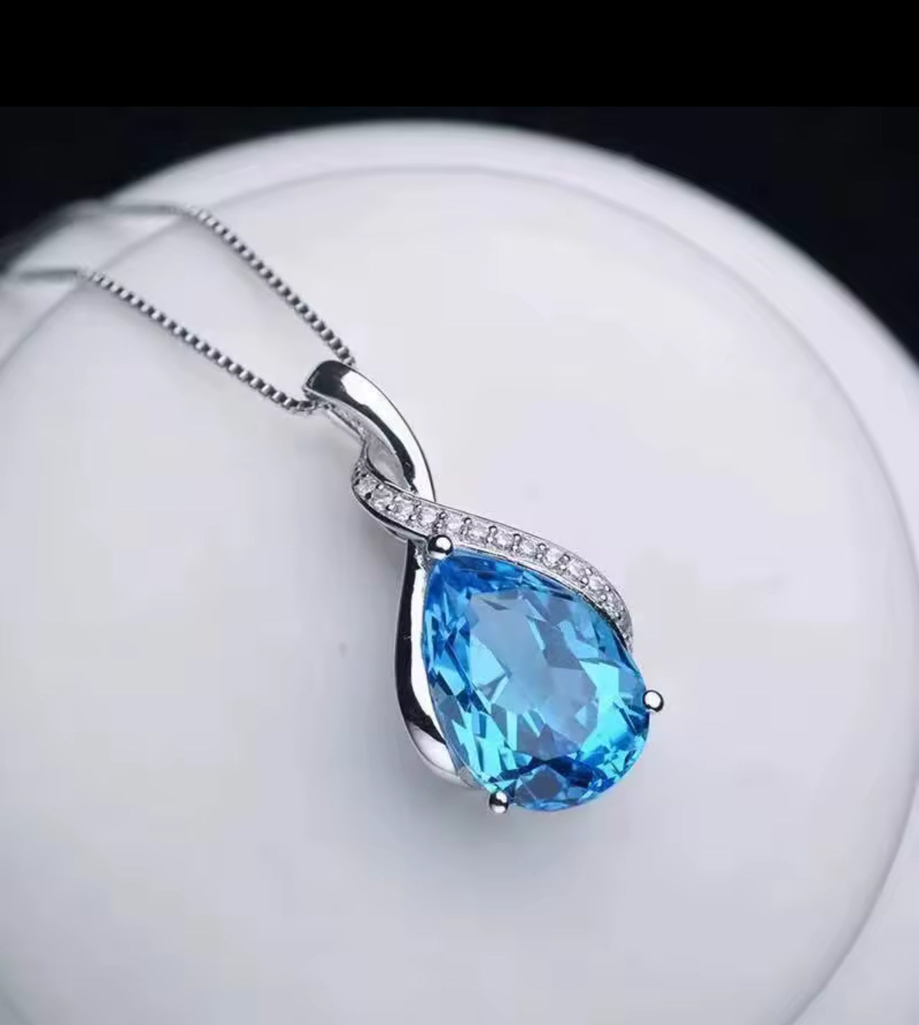 Aquamarine pendant necklace